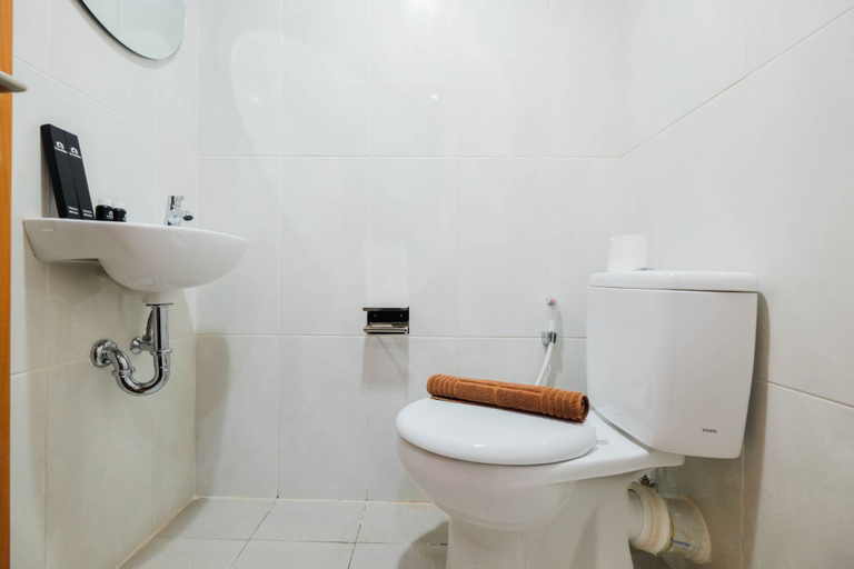 Bathroom 5, New and Nice Studio at Evenciio Margonda Apartment By Travelio, Depok
