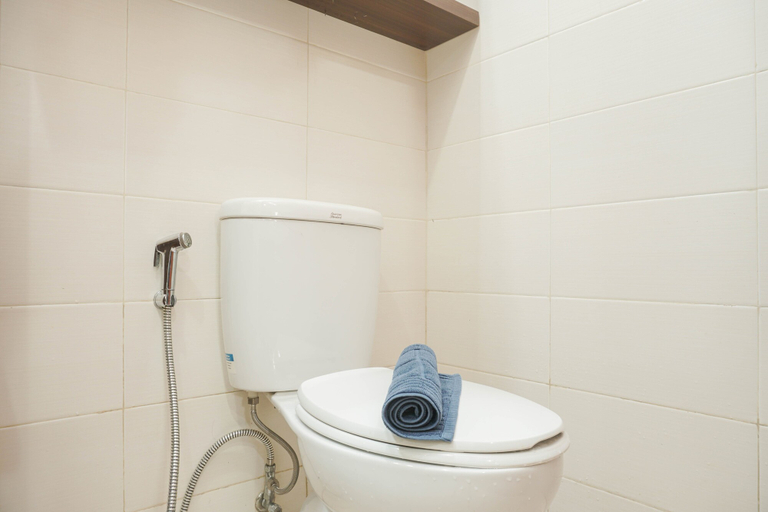 Bathroom 5, Cozy Studio Apartment at Woodland Park Residence By Travelio, Jakarta Selatan
