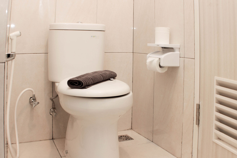 Bathroom 5, Warm and Cozy Studio at Grand Kamala Lagoon Apartment By Travelio, Bekasi