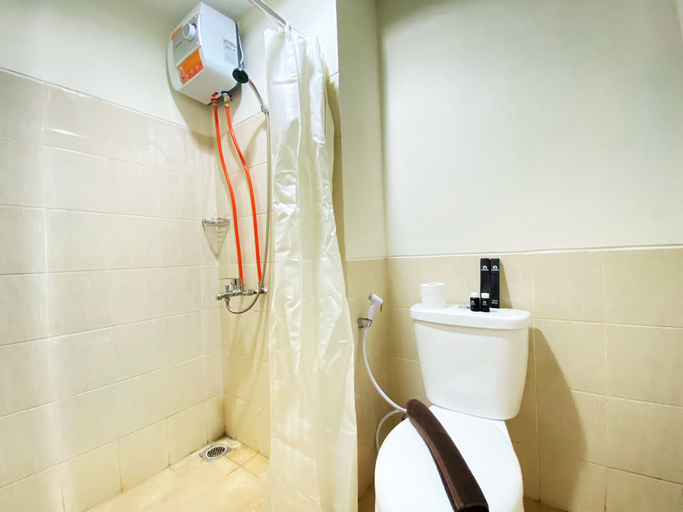 Bathroom 5, Modern Studio Room at Oxford Jatinangor Apartment By Travelio, Sumedang
