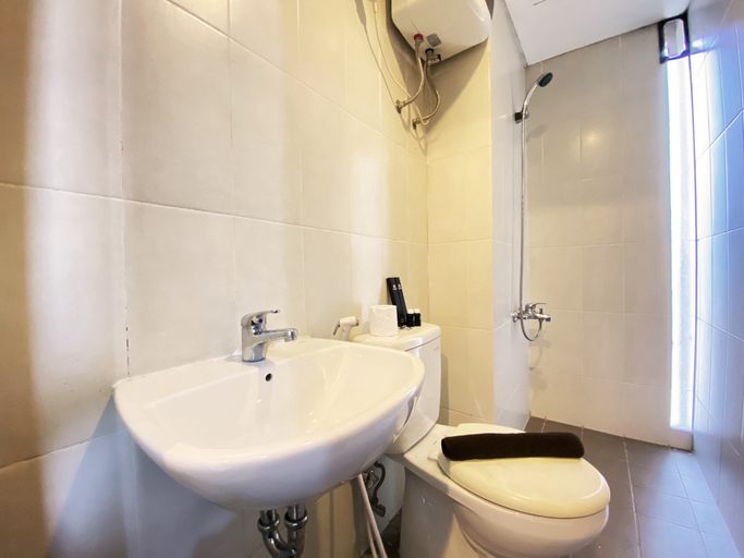 Bathroom 5, Fancy 2BR at Skyland City Jatinangor Apartment By Travelio, Sumedang