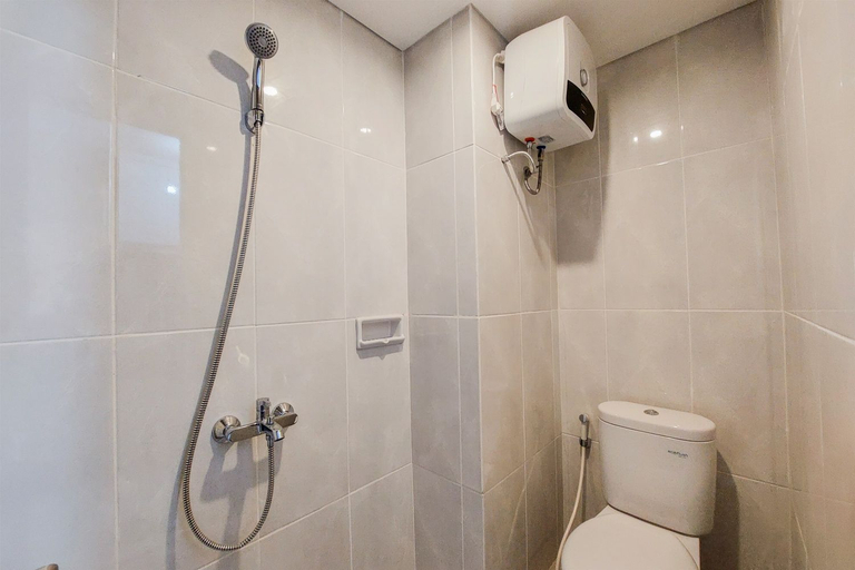 Bathroom 5, Comfy Studio at Serpong Garden Apartment By Travelio, Tangerang