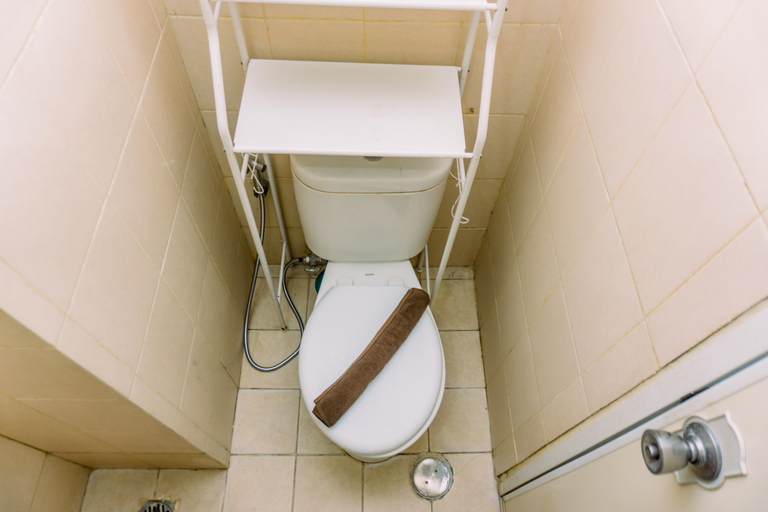 Bathroom 5, Nice Studio at Serpong Greenview Apartment By Travelio, Tangerang Selatan