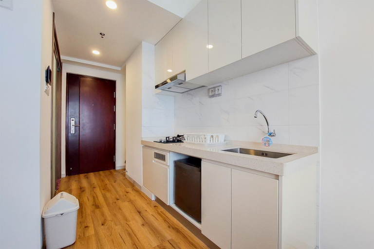 Others 2, Warm and Simply Studio Apartment at Sky House BSD By Travelio, Tangerang Selatan