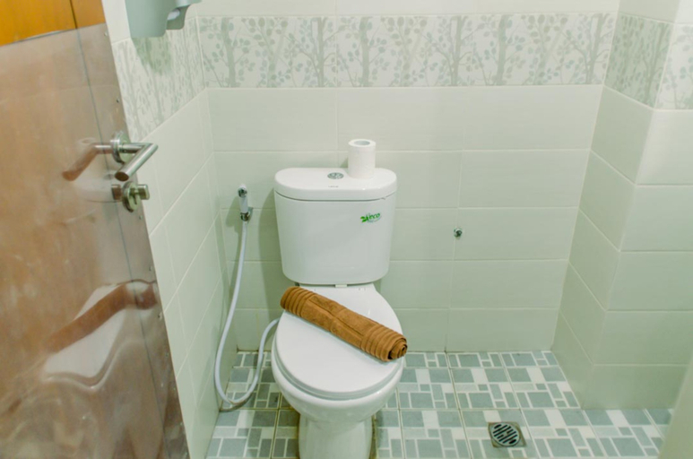 Bathroom 5, Spacious 3BR at Kondominium Golf Karawaci Apartment By Travelio, Tangerang