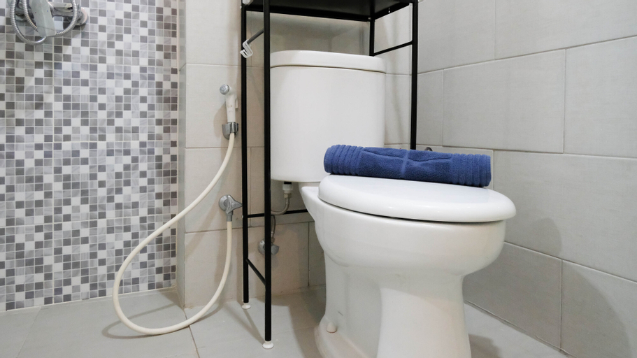 Bedroom 2, Calm Studio at Supermall Mansion Apartment Benson Tower By Travelio, Surabaya