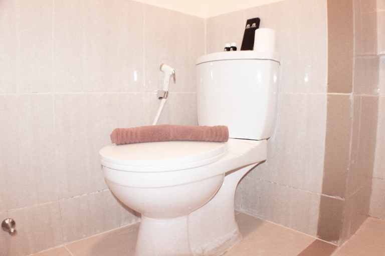 Bathroom 5, Comfort 1BR with Dining Room at Meikarta Apartment By Travelio, Cikarang