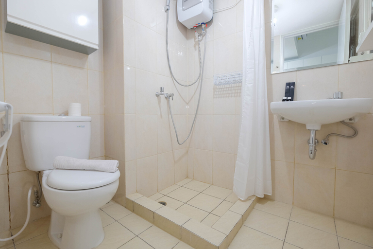 Bathroom 5, Warm and Restful Studio at Springlake Summarecon Apartment By Travelio, Bekasi