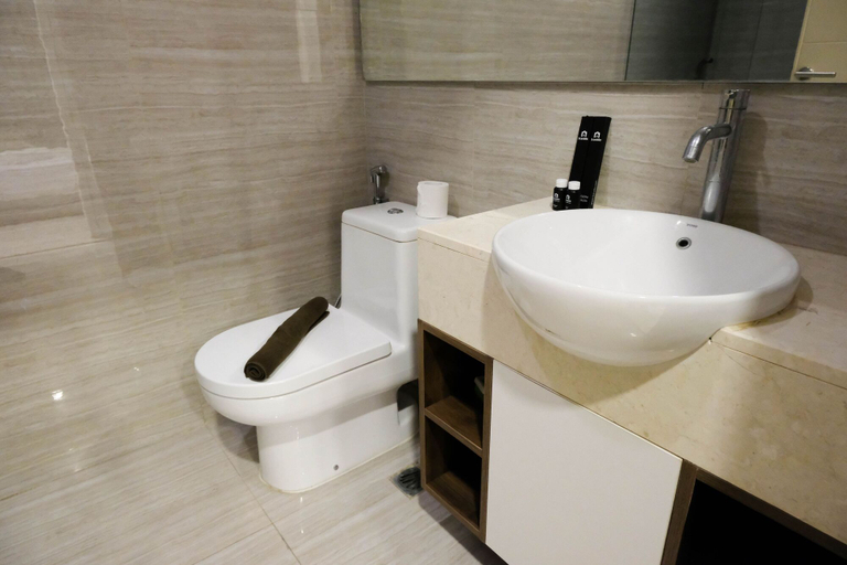Bathroom 5, Spacious 2BR Connecting to Mall at La Riz Supermall Mansion Apartment By Travelio, Surabaya