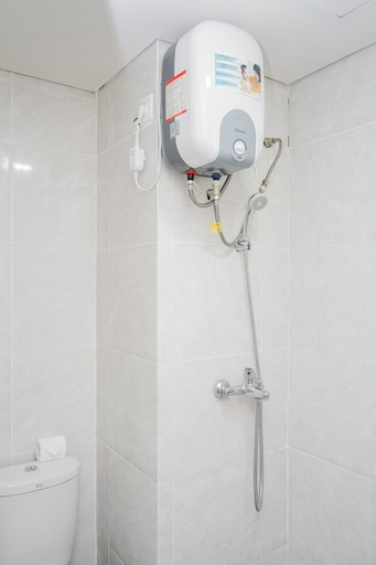 Bathroom 5, Relax and Simply Studio Apartment at Parkland Avenue By Travelio, Tangerang Selatan