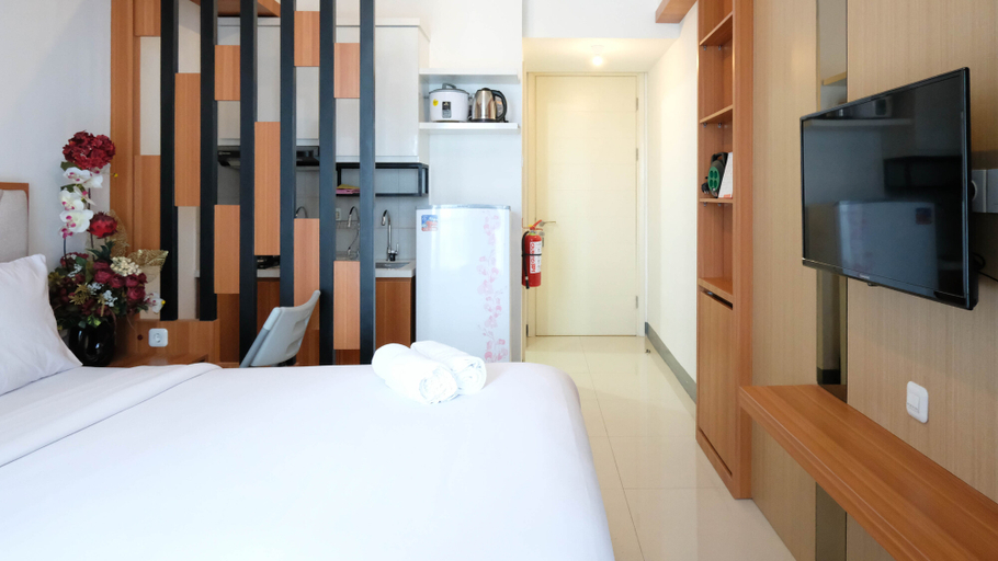 Bedroom 2, Calm Studio at Supermall Mansion Apartment Benson Tower By Travelio, Surabaya