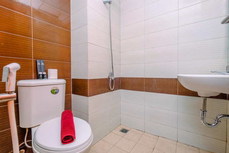 Bathroom 5, Comfort Stay Studio Room at Margonda Residence 3 Apartment By Travelio, Depok