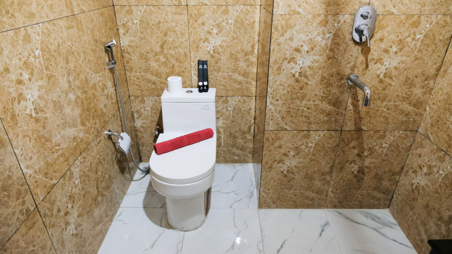 Bathroom 5, Luxurious Studio with Long Golf View at Grand Sungkono Lagoon Apartment By Travelio, Surabaya