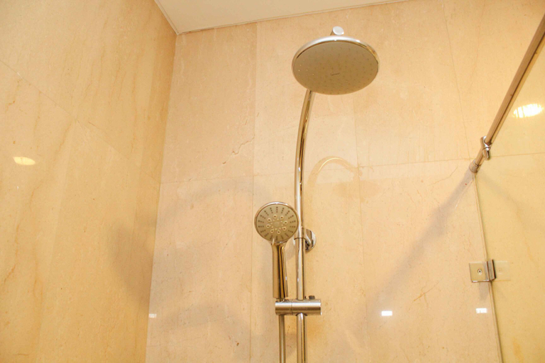 Bathroom 5, Comfy 2BR at Sudirman Suites Apartment near SCBD By Travelio Premium, Jakarta Pusat