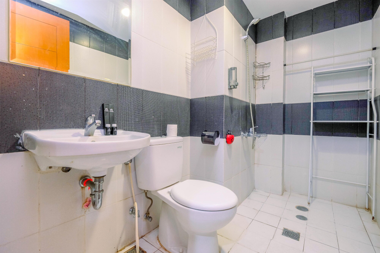 Bathroom 5, Nice Comfort 2BR at Cinere Bellevue Suites Apartment By Travelio, Depok