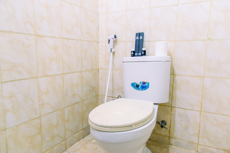 Bathroom 2, Comfort 2BR at Menara Kebon Jeruk Apartment By Travelio, Jakarta Barat