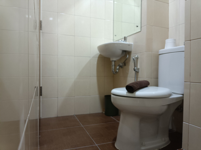 Bedroom 2, Comfy Studio Apartment at Vida View Makassar By Travelio, Makassar
