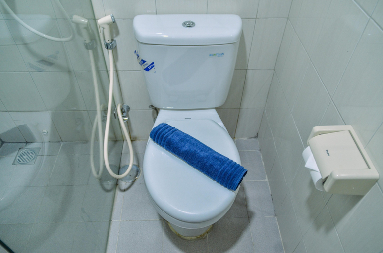 Bathroom 3, Comfort 2BR at Signature Park Grande Apartment By Travelio, East Jakarta