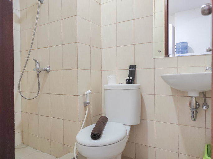 Bathroom 5, Nice and Cozy Studio at Vida View Makassar Apartment By Travelio, Makassar