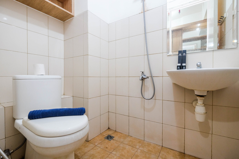 Bathroom 5, New and Modern Studio Room Apartment at Riverview Residence By Travelio, Cikarang