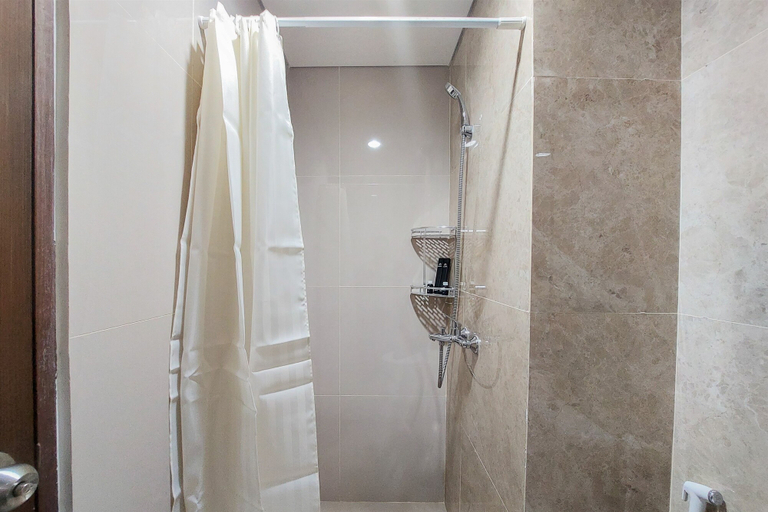 Bathroom 5, Comfort and Homey Studio at Transpark Bintaro Apartment By Travelio, Tangerang Selatan