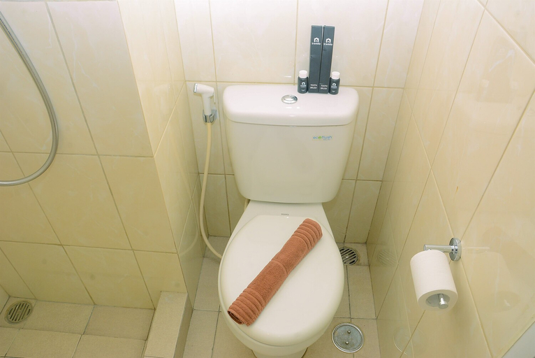 Bathroom 5, Fully Furnished Studio at Springlake Summarecon Apartment By Travelio, Bekasi