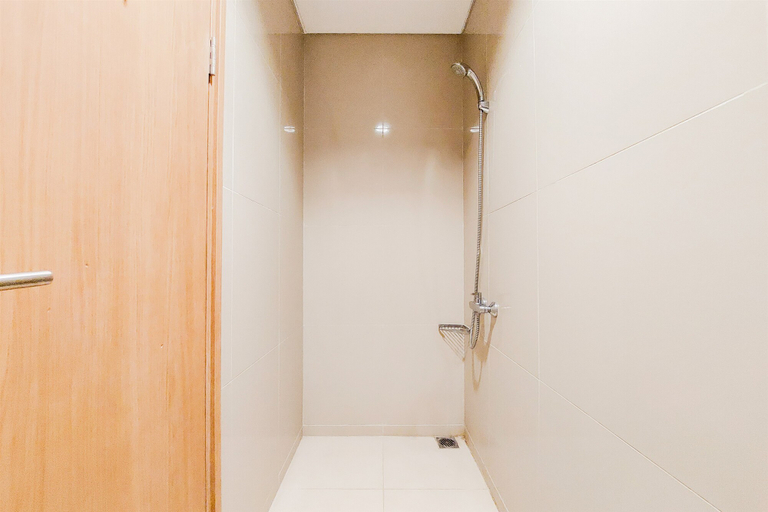 Bathroom 5, Nice and Modern Studio at Tree Park City Cikokol Apartment By Travelio, Tangerang