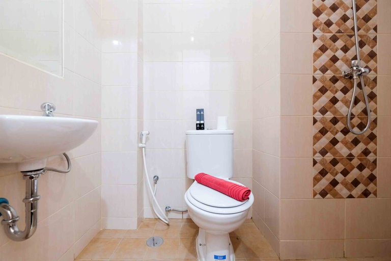 Bathroom 5, Comfort Studio Room at Dave Apartment By Travelio, Depok