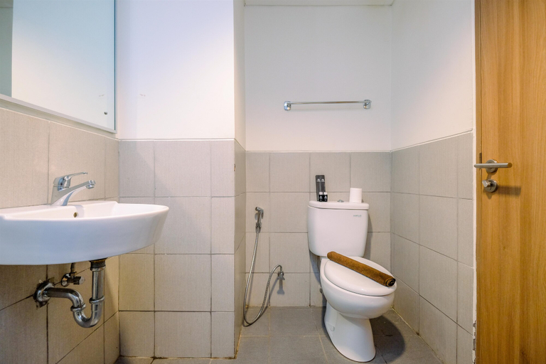 Bathroom 5, Fancy and Nice Studio at Bogor Icon Apartment By Travelio, Bogor