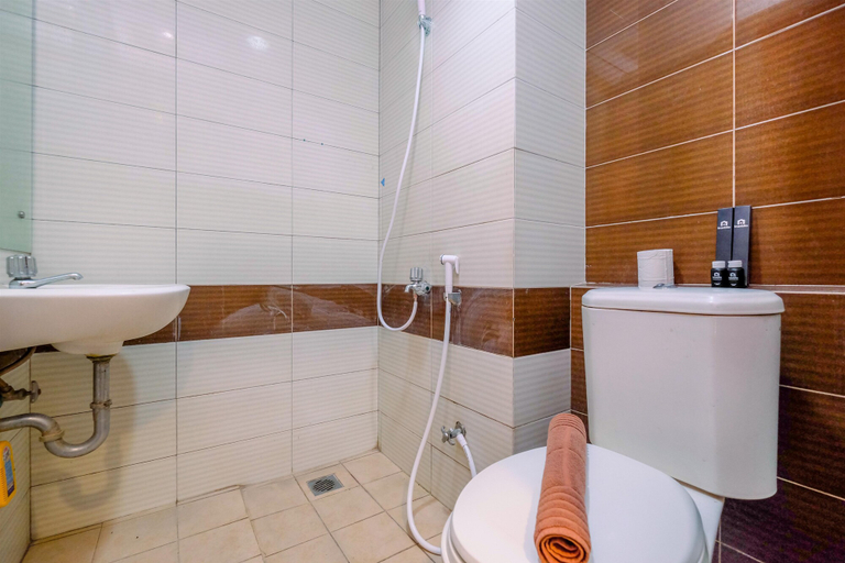 Bathroom 5, Comfort Studio at Margonda Residence 3 Apartment By Travelio, Depok