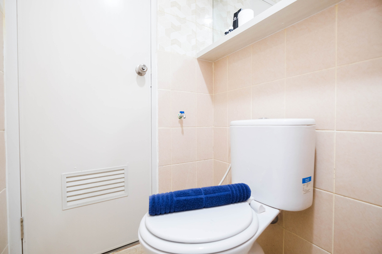 Bathroom 5, Brand New and Fresh Studio Podomoro Golf View Apartment By Travelio, Bogor