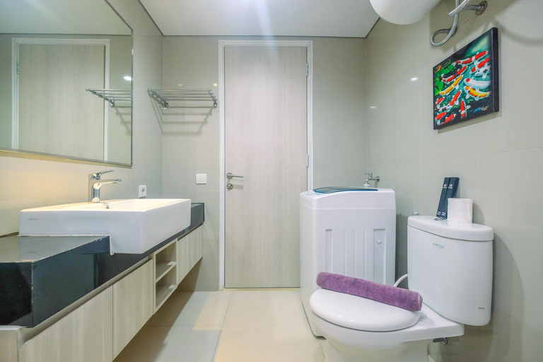 Bathroom 5, Tranquil Studio Azalea Apartment By Travelio, Cikarang