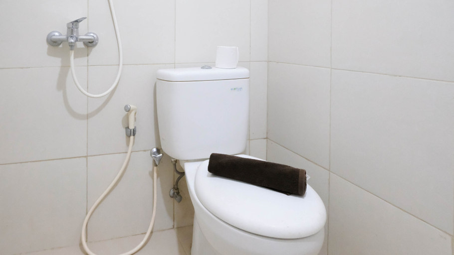 Bathroom 5, Comfy and Tidy Studio at Orchard Supermall Mansion Apartment By Travelio, Surabaya