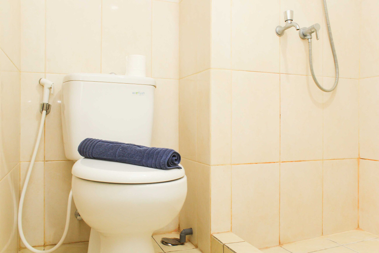 Bathroom 5, Fancy and Nice Studio @ Springlake Summarecon Bekasi Apartment By Travelio, Bekasi