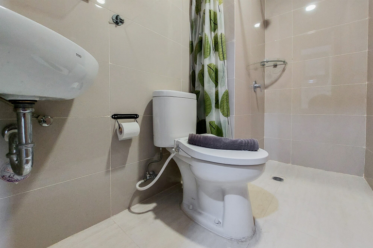Bathroom 5, Comfort and Elegant Studio Apartment at B Residence By Travelio, South Tangerang