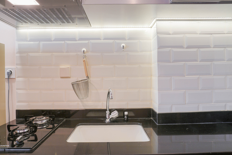 Bathroom 2, Warm & Cozy Studio at Signature Park Grande Apartment By Travelio, Jakarta Timur