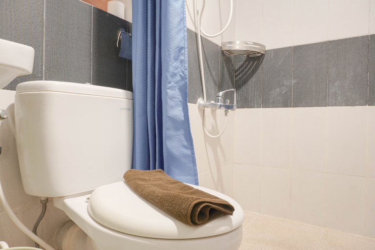 Bathroom 5, Combine 2BR at Cinere Bellevue Suites Apartment By Travelio, Depok