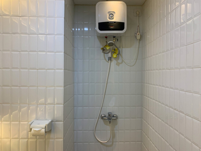Bathroom 5, Great Location 2BR at Signature Park Grande Apartment By Travelio, Jakarta Timur