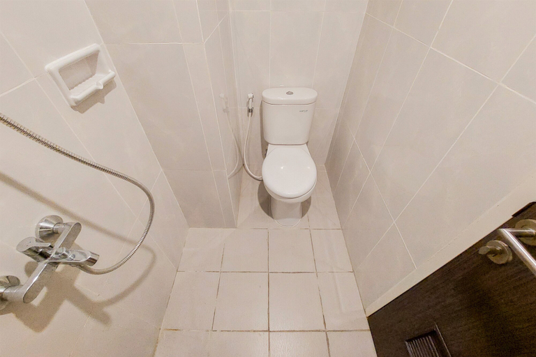 Bathroom 5, Modern and Tidy Studio Serpong Garden Apartment By Travelio, Tangerang