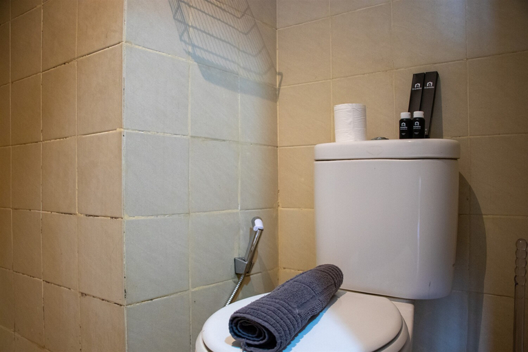 Bathroom 5, Nice and Comfort Studio Apartment at Belmont Residence Puri By Travelio, West Jakarta
