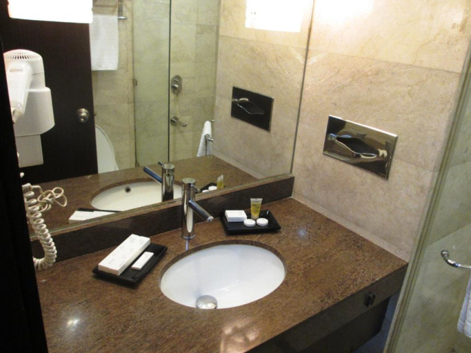 Bedroom 4, Crown Regency Hotel Makati, Makati City