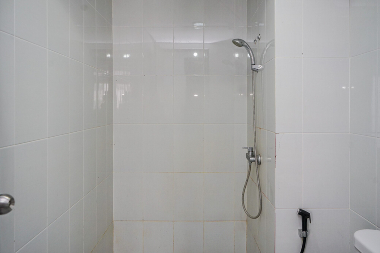 Bathroom 5, Spacious and Nice 2BR at Casa De Parco Apartment By Travelio, Tangerang