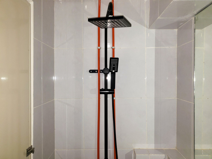 Bathroom 5, Minimalist and Comfortable Studio Apartment Tokyo Riverside PIK 2 By Travelio, Tangerang