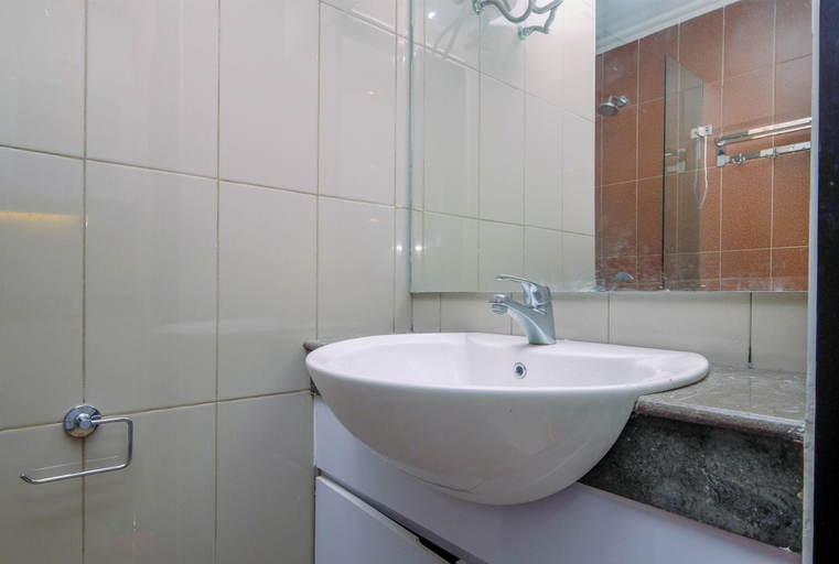 Bathroom 5, Comfort 1BR Apartment at Atlanta Residences By Travelio, Depok
