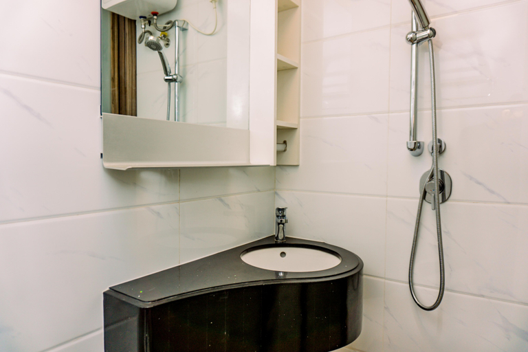 Bathroom 2, Well Furnished and Comfy Studio Sky House BSD Apartment By Travelio, Tangerang Selatan