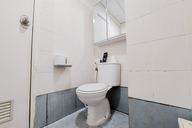 Bathroom 3, Modern Look Studio Apartment at Akasa Pure Living BSD By Travelio, South Tangerang