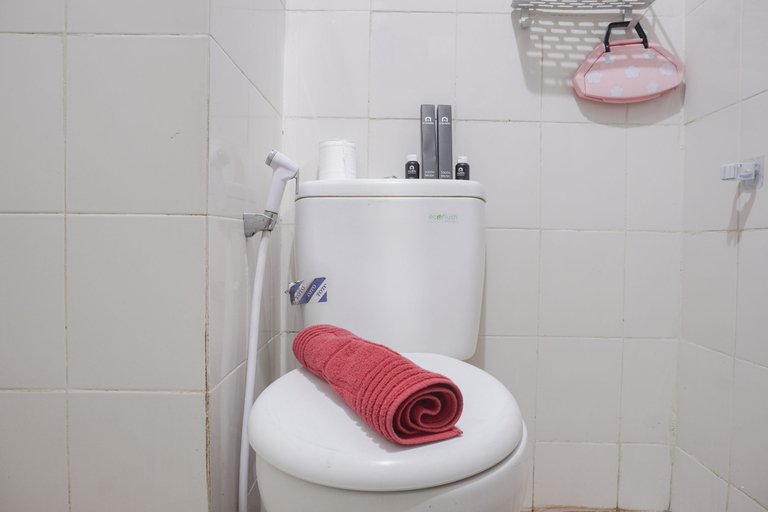 Bathroom 3, Cozy Studio at Teluk Intan Apartment By Travelio, Jakarta Utara