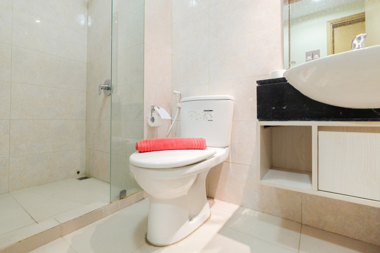 Bathroom 5, Elegant 2BR @ The Mansion Kemayoran Apartment By Travelio, Jakarta Utara