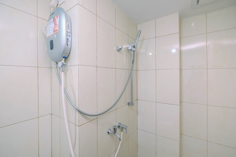 Bathroom 5, Comfortable 2BR Apartment at Springlake Summarecon Bekasi By Travelio, Bekasi