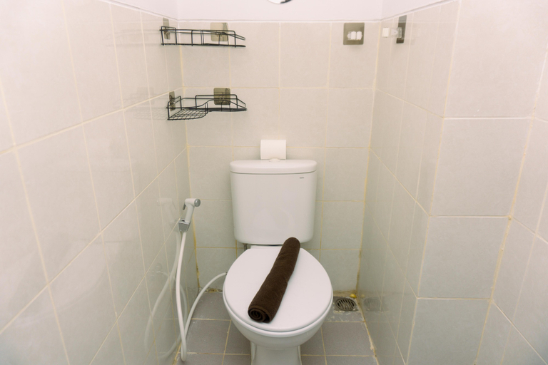 Bathroom 5, Cozy Studio at Urbantown Serpong Apartment By Travelio, South Tangerang